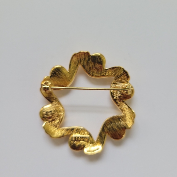 Vintage Monet Wreath Brooch Pin Gold Tone Faux Pearl Jewelry  1.5" - Picture 2 of 4